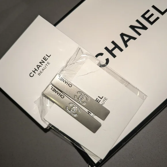 New With Box Chanel Beauty Hair Clip Gift Set 2 Pcs Rare  display picture 3